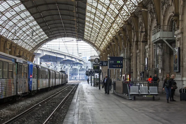 Niza, Francia, 10 de marzo de 2015. El tren cuesta en la plataforma de la estación de la ciudad — Foto de Stock