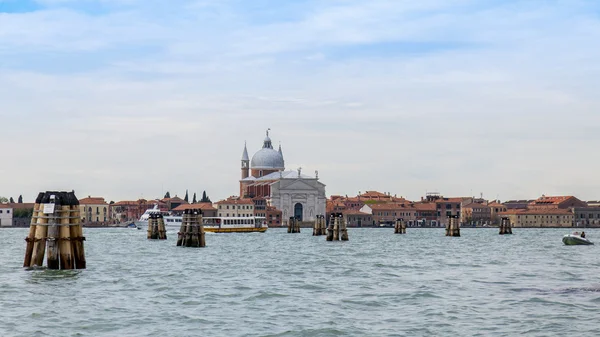 Venedig, italien - am 29. april 2015. blick auf die insel und die kathedrale von san giorgio. Venezianische Lagune — Stockfoto
