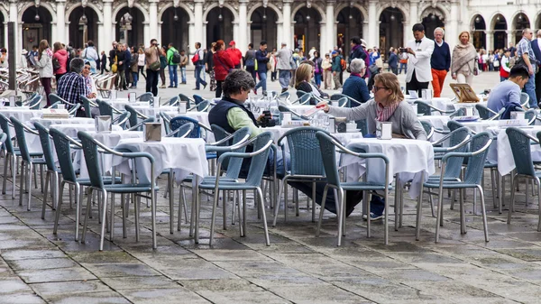 Wenecja, Włochy - na 30 kwietnia 2015 roku. Ludzie jedzą i odpocząć w kawiarni na placu San-Marko — Zdjęcie stockowe