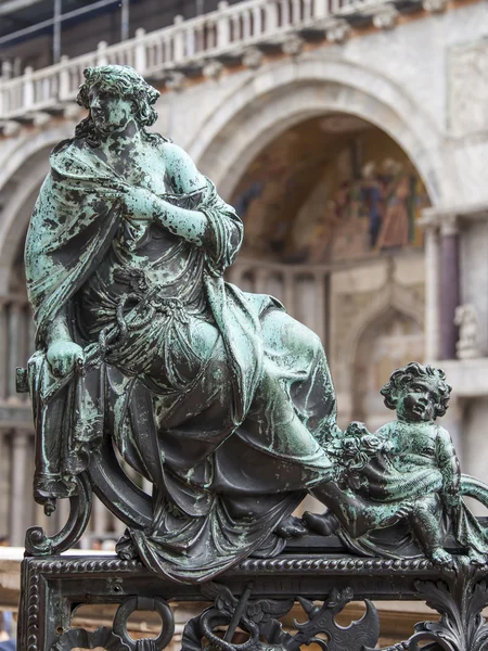 Venedig, Italien - den 30 April 2015. Markuskyrkan på San-Marko torget. Arkitektoniska detaljer — Stockfoto