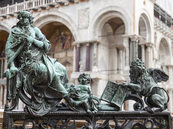 ヴェネツィア, イタリア - 2015 年 4 月 30 日に。サン マルコ広場のサンマルコ寺院。アーキテクチャの詳細 — ストック写真