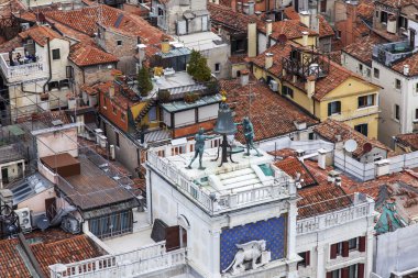 Venice, İtalya - 30 Nisan 2015 tarihinde. Evlerin çatılarda Üstten Görünüm