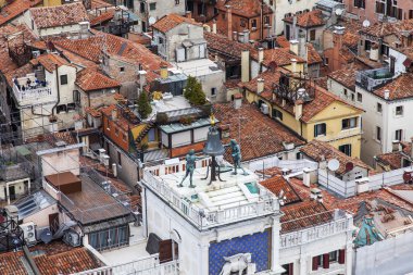 Venice, İtalya - 30 Nisan 2015 tarihinde. Evlerin çatılarda Üstten Görünüm