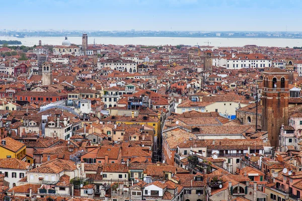 VENICE, ITALY - på APRIL 30, 2015. Toppsikten på øyen - en del av byen – stockfoto