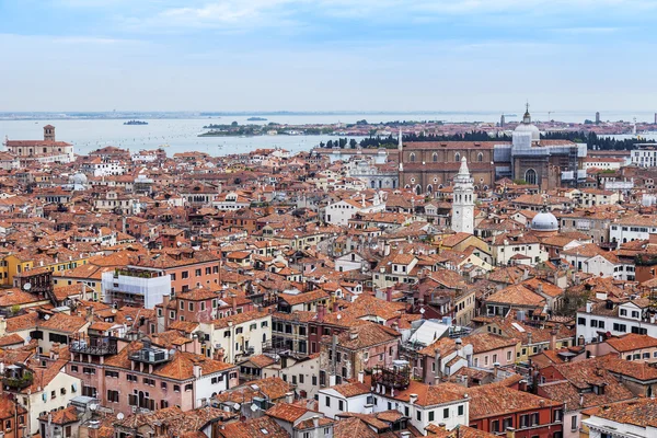 Benátky, Itálie - 30 dubna 2015. Pohled shora na ostrov části města — Stock fotografie