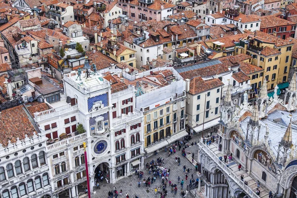Venedig, Italien - den 30 April 2015. Ovanifrån på tak av hus och San-Marko Square — Stockfoto