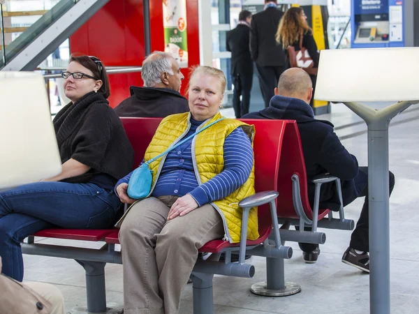 CANNES, FRANCE, on March 12, 2015. Пассажиры ожидают поезд на вокзале — стоковое фото