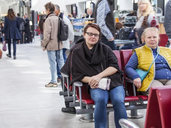 Канни, Франція, на 12 березня 2015 року. Пасажири очікувати поїзда на залізничному вокзалі — стокове фото