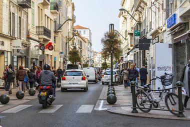 12 Mart 2015 tarihinde, Cannes, Fransa. Tipik şehir manzarası. Güneşli bahar günü