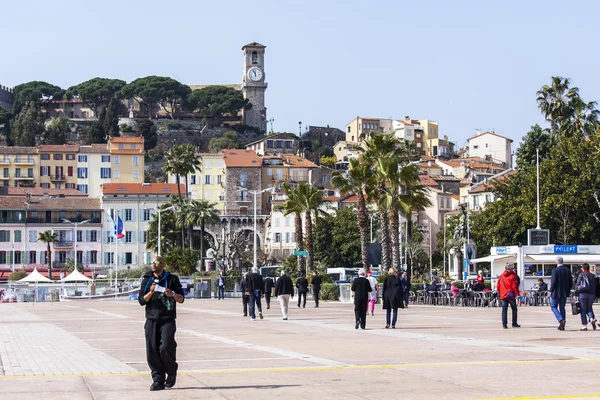 CANNES, FRANCIA, 12 de marzo de 2015. Paisaje típico de la ciudad. Soleado día de primavera — Foto de Stock