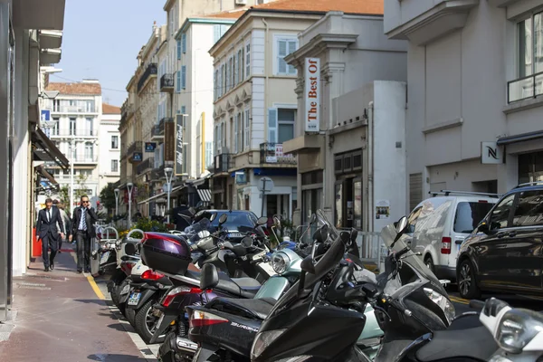 Cannes, Frankrijk, op 12 maart 2015. Typische stad landschap. Zonnige lente — Stockfoto