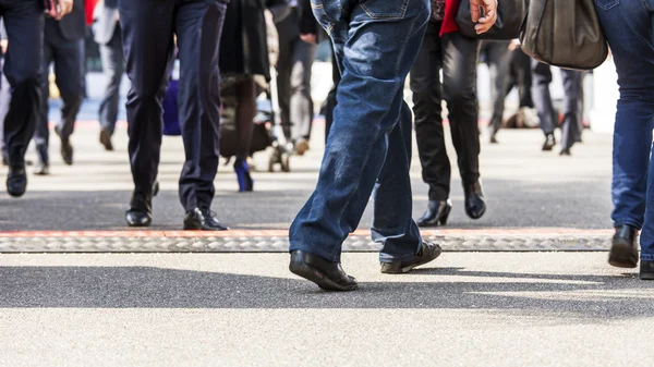 Люди ходят по оживленной улице — стоковое фото
