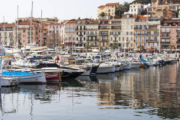 Cannes, Frankrike, den 12 mars 2015. Hamnen i stadsport. Yachter och deras reflexion — Stockfoto