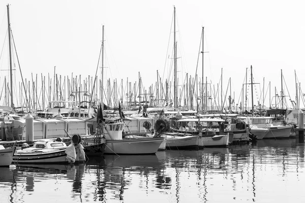 Cannes, FRANÇA, em 12 de março de 2015. Porto do porto da cidade. Yachts e sua reflexão — Fotografia de Stock