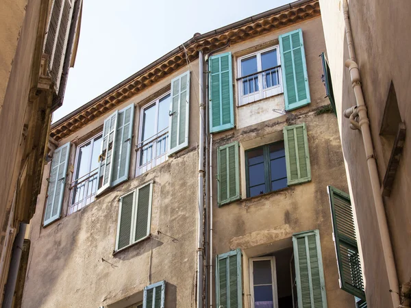 12 Mart 2015 tarihinde, Cannes, Fransa. Evler, bölge için karakteristik ayrıntılarını — Stok fotoğraf