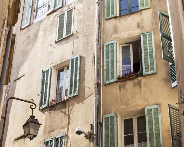 Cannes, Francja, na 12 marca 2015. Szczegóły dotyczące domów, charakterystyczne dla regionu — Zdjęcie stockowe