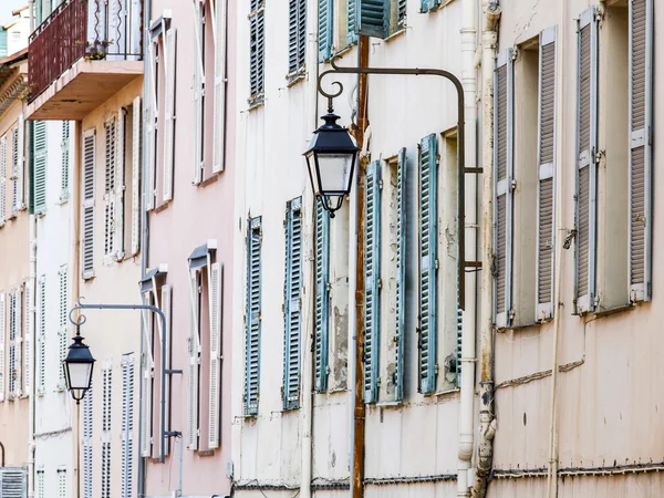 Канни, Франція, на 12 березня 2015 року. Деталі будинків, характерними для регіону — стокове фото