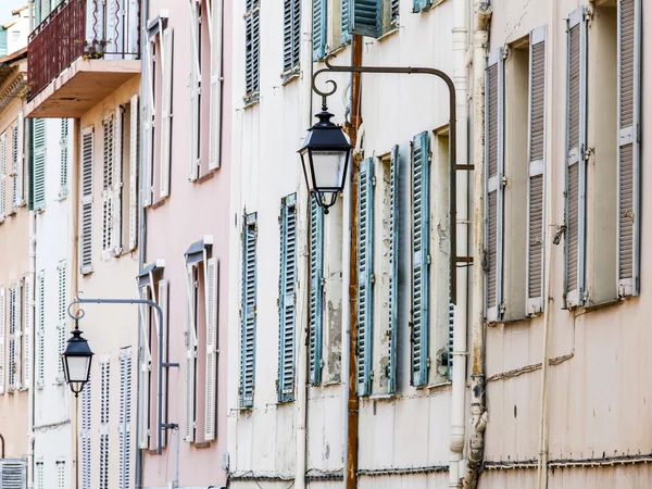 Cannes, Francie, na 12 březnu 2015. Podrobnosti o domech, charakteristické pro oblast — Stock fotografie