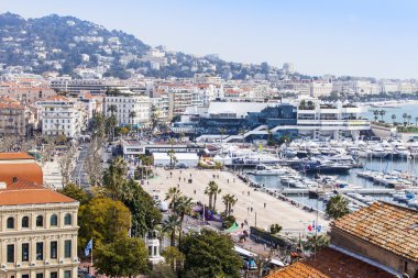 12 Mart 2015 tarihinde, Cannes, Fransa. Üstten Görünüm şehre. Eski evler, Kruazet dolgu ve liman