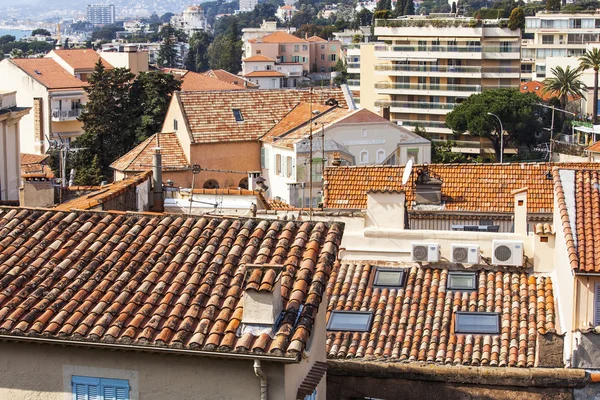 Cannes, Francie, na 12 březnu 2015. Pohled shora na střechy domů ve starém městě — Stock fotografie