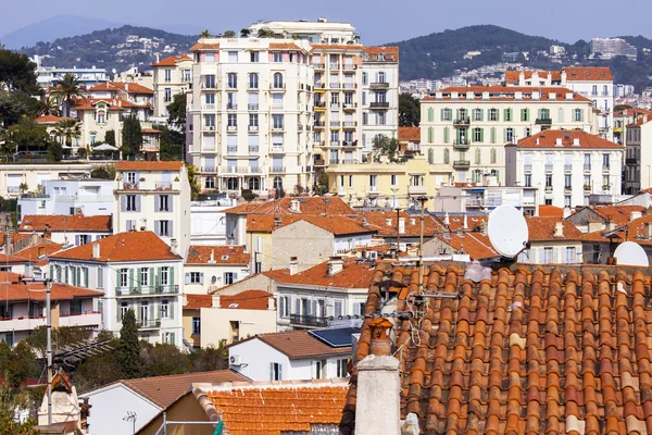 Cannes, FRANÇA, em 12 de março de 2015. A vista superior em telhados de casas na cidade velha — Fotografia de Stock