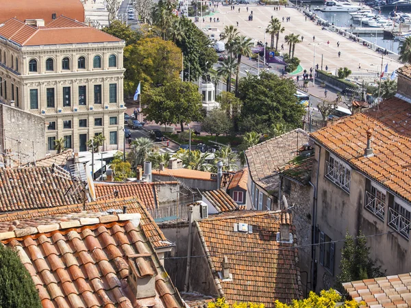 CANNES, FRANCIA, 12 de marzo de 2015. La vista superior de los tejados de las casas en la ciudad vieja — Foto de Stock