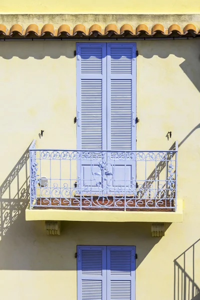 CANNES, FRANCIA, 12 de marzo de 2015. Detalles arquitectónicos de edificios históricos —  Fotos de Stock