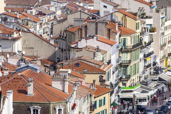 Cannes, Frankrijk, op 12 maart 2015. Het bovenaanzicht op daken van de huizen in de oude stad — Stockfoto