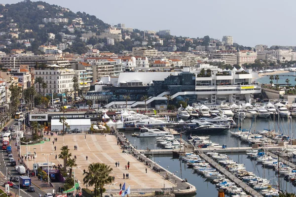 Cannes, Frankrijk, op 12 maart 2015. Het bovenste uitzicht op de stad. Oude huizen, Kruazet Embankment en haven — Stockfoto