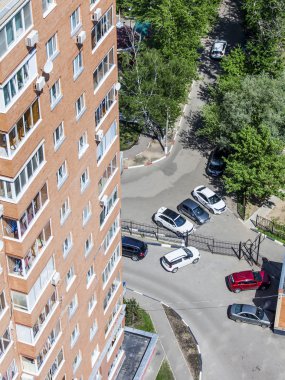 Pushkino, Rusya, 26 Mayıs 2015 tarihinde. Yeni daireli ev, üstten görünüm bir cephe parçası