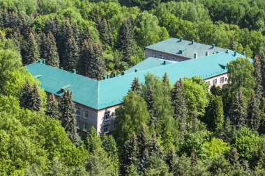 Pushkino, Rusya Federasyonu - 1 Haziran 2015 tarihinde. Güneşli yaz günü şehir manzarası
