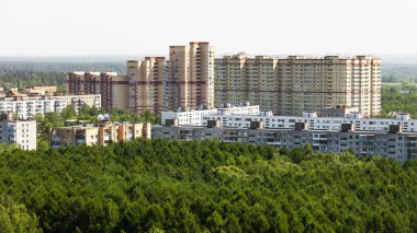 Pushkino, Rusya Federasyonu - 7 Mayıs 2015 tarihinde. Yeni multystoried evleri Serebryank Nehri kıyısında
