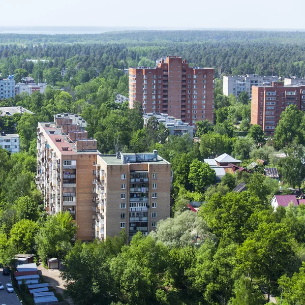 PUSHKINO, RUSSIE - le 7 mai 2015. Nouvelles maisons à étages sur la rive de la rivière Serebryank — Photo