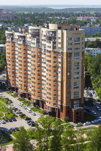 PUSHKINO, RUSSIE - le 7 mai 2015. Nouvelles maisons à étages sur la rive de la rivière Serebryank — Photo