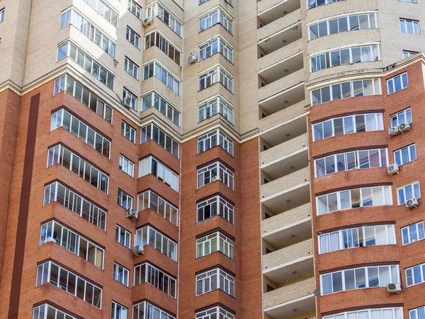 Pushkino, Rusia, 11 de abril de 2015. Fragmento de una fachada de una nueva casa de apartamentos — Foto de Stock