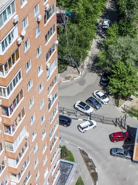 Pushkino, Rússia, em 26 de maio de 2015. Fragmento de uma fachada de uma nova casa de apartamento, vista superior — Fotografia de Stock