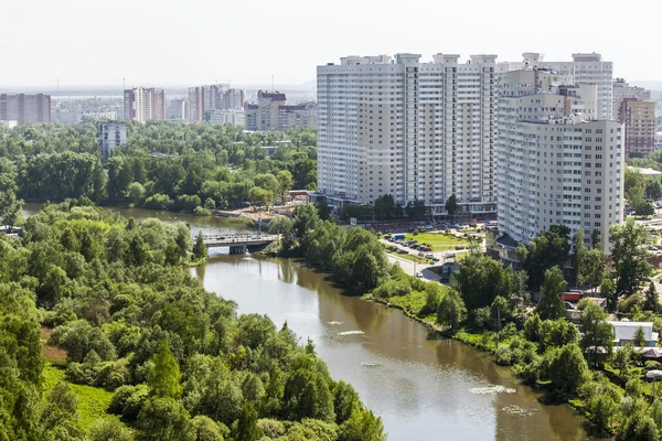 Pushkino, russland - am 7. mai 2015. neue mehrstöckige häuser am ufer der serebryank — Stockfoto