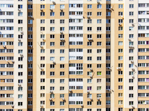 Пушкино, Россия, 11 апреля 2015 года. Фрагмент фасада нового жилого дома
