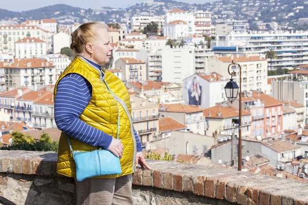 Κάννες, Γαλλία, στις 12 Μαρτίου του 2015. Ο τουρίστας θαυμάζει κορυφαία γραφική θέα στην πόλη — Φωτογραφία Αρχείου
