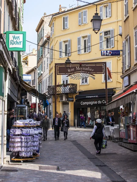 CANNES, FRANCIA, 12 de marzo de 2015. Los peatones van a una calle comercial —  Fotos de Stock