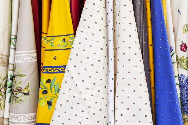 Různé textilní výrobky z přírodních tkanin na show okno — Stock fotografie