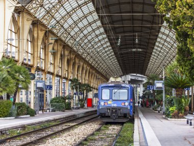 Güzel, 10 Mart 2015 tarihinde Fransa. Tren ücreti şehir istasyonu platformu