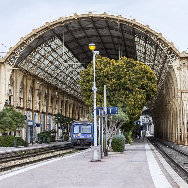 Nice, france, am 10. März 2015. Der Zug kostet am Bahnsteig des Stadtbahnhofs — Stockfoto