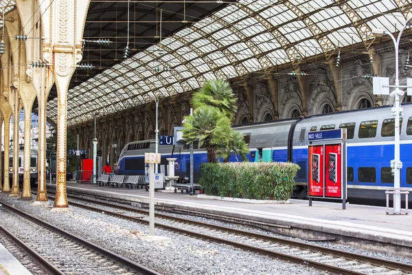 Nice, Frankrike, den 10 mars 2015. Tåget kostar på plattformen city station — Stockfoto