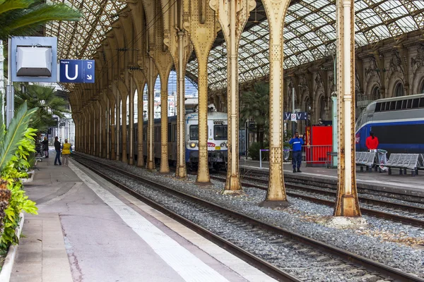 Nice, Frankrijk, op 10 maart 2015. De trein kosten op het perron van het station van de stad — Stockfoto