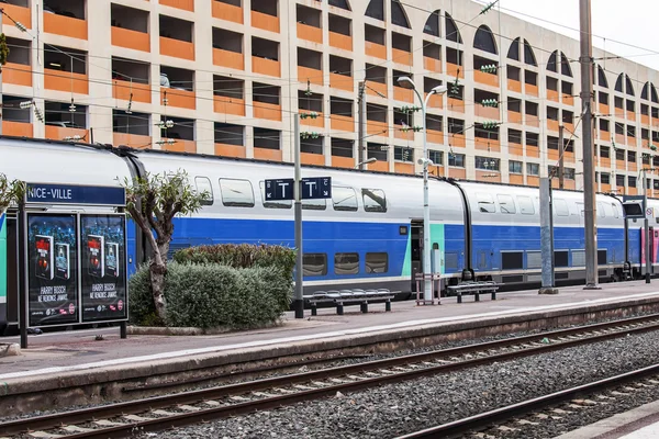 Nice, France, on March 10, 2015. The train costs at the platform of the city station — Stock Photo, Image