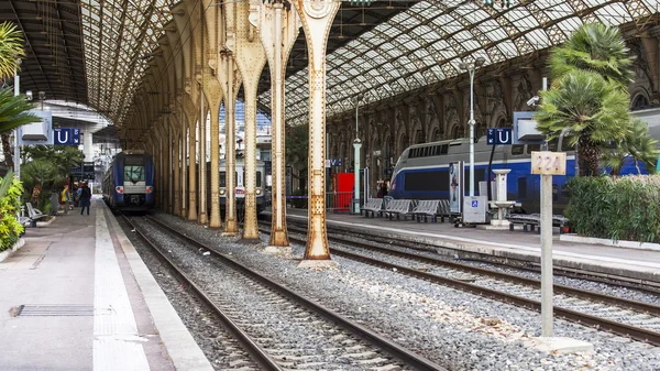 Nice, france, am 10. März 2015. Der Zug kostet am Bahnsteig des Stadtbahnhofs — Stockfoto