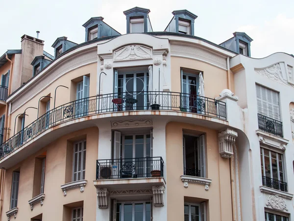 Nice, Francja, na 10 marca 2015. Detale architektoniczne typowe miasto budynków w historycznej części miasta — Zdjęcie stockowe