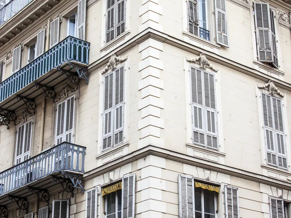 Nice, França, em 10 de março de 2015. Detalhes arquitetônicos de edifícios típicos da cidade na parte histórica da cidade — Fotografia de Stock