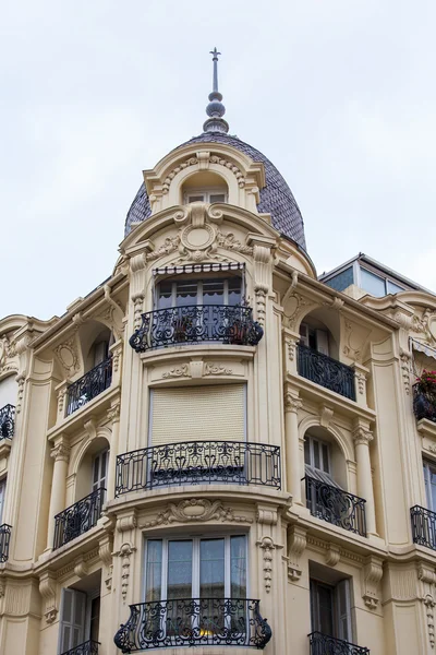 Nice, Francia, il 10 marzo 2015. Dettagli architettonici degli edifici tipici della città nel centro storico della città — Foto Stock